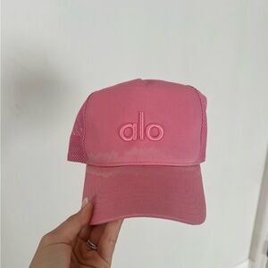 ALO YOGA district trucker hat